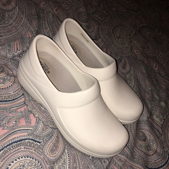 women's crocs nurse shoes